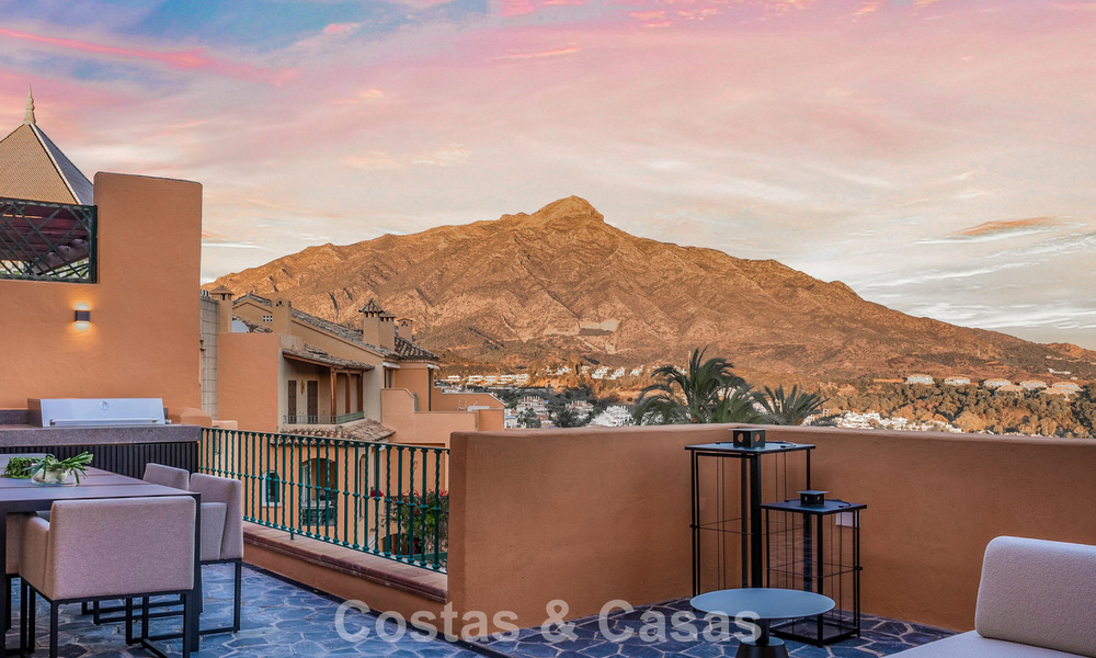 Modern gerenoveerd duplex penthouse te koop, op korte afstand van voorzieningen in Nueva Andalucia’s golfvallei, Marbella 793357