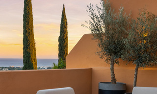 Modern gerenoveerd duplex penthouse te koop, op korte afstand van voorzieningen in Nueva Andalucia’s golfvallei, Marbella 793362 