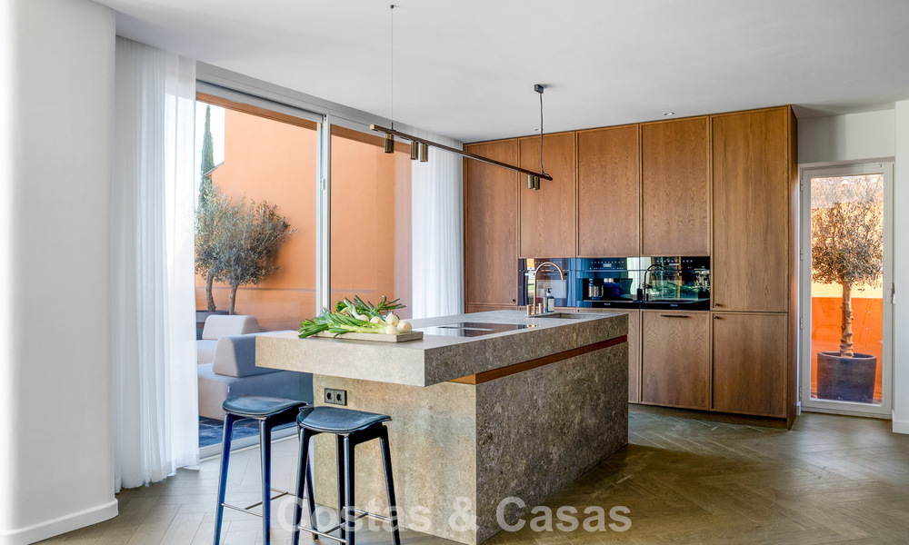 Modern gerenoveerd duplex penthouse te koop, op korte afstand van voorzieningen in Nueva Andalucia’s golfvallei, Marbella 793364