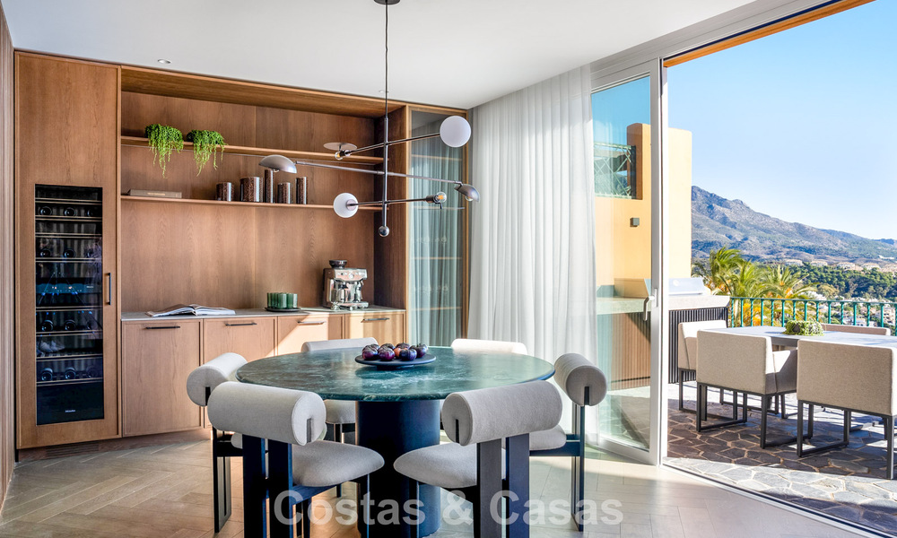 Modern gerenoveerd duplex penthouse te koop, op korte afstand van voorzieningen in Nueva Andalucia’s golfvallei, Marbella 793365