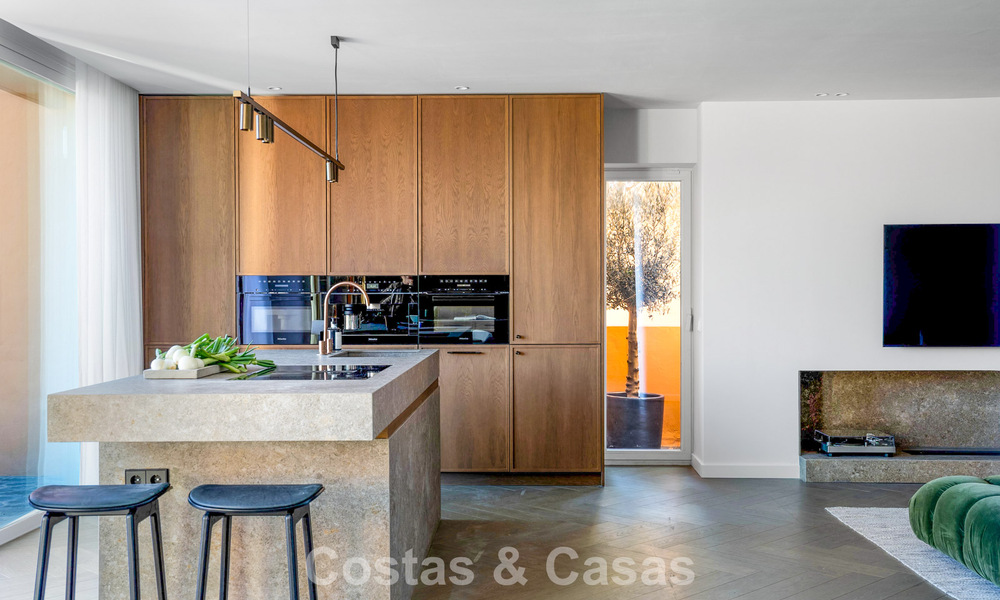 Modern gerenoveerd duplex penthouse te koop, op korte afstand van voorzieningen in Nueva Andalucia’s golfvallei, Marbella 793367