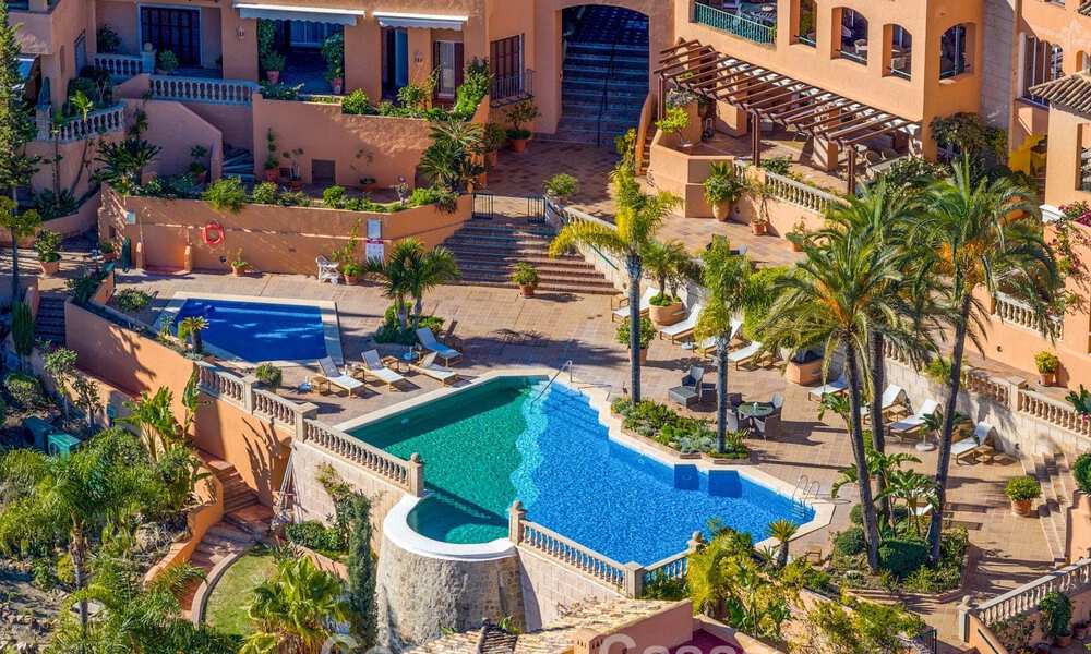 Modern gerenoveerd duplex penthouse te koop, op korte afstand van voorzieningen in Nueva Andalucia’s golfvallei, Marbella 793378