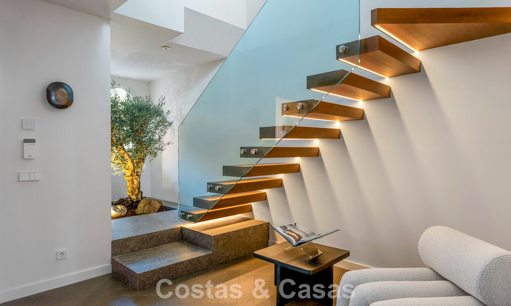 Modern gerenoveerd duplex penthouse te koop, op korte afstand van voorzieningen in Nueva Andalucia’s golfvallei, Marbella 793379