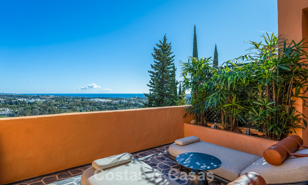 Modern gerenoveerd duplex penthouse te koop, op korte afstand van voorzieningen in Nueva Andalucia’s golfvallei, Marbella 793382