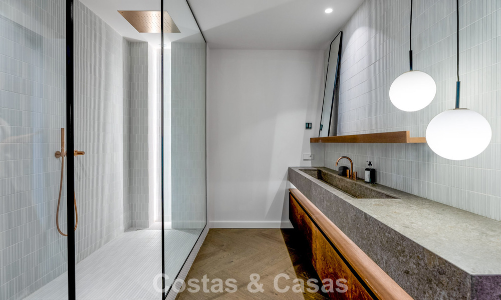 Modern gerenoveerd duplex penthouse te koop, op korte afstand van voorzieningen in Nueva Andalucia’s golfvallei, Marbella 793385