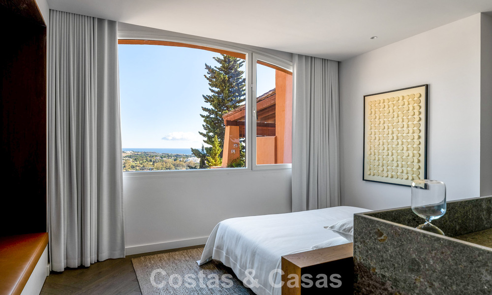 Modern gerenoveerd duplex penthouse te koop, op korte afstand van voorzieningen in Nueva Andalucia’s golfvallei, Marbella 793387