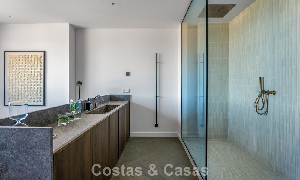 Modern gerenoveerd duplex penthouse te koop, op korte afstand van voorzieningen in Nueva Andalucia’s golfvallei, Marbella 793388