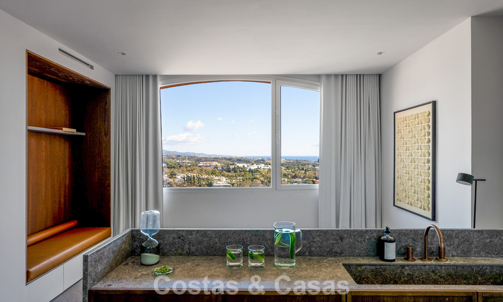 Modern gerenoveerd duplex penthouse te koop, op korte afstand van voorzieningen in Nueva Andalucia’s golfvallei, Marbella 793389