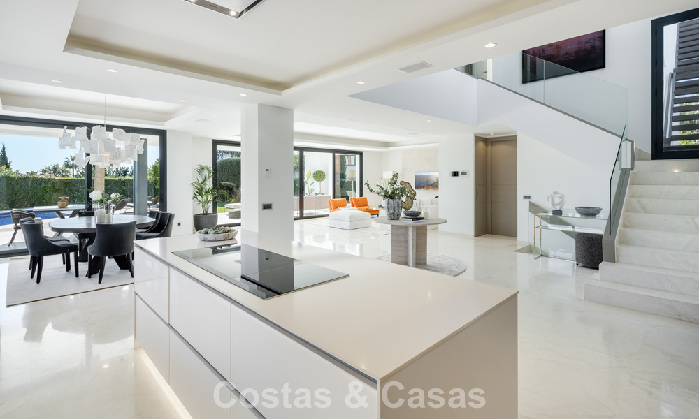 Eigentijdse luxevilla te koop, in een exclusieve, afgeschermde woonwijk op Marbella’s prestigieuze Golden Mile 776672