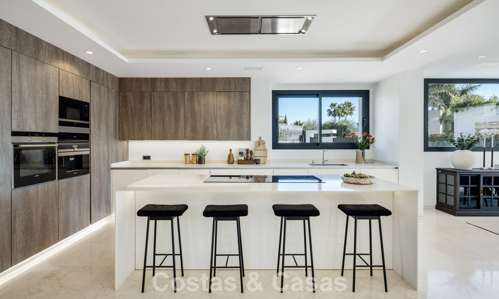 Eigentijdse luxevilla te koop, in een exclusieve, afgeschermde woonwijk op Marbella’s prestigieuze Golden Mile 776674