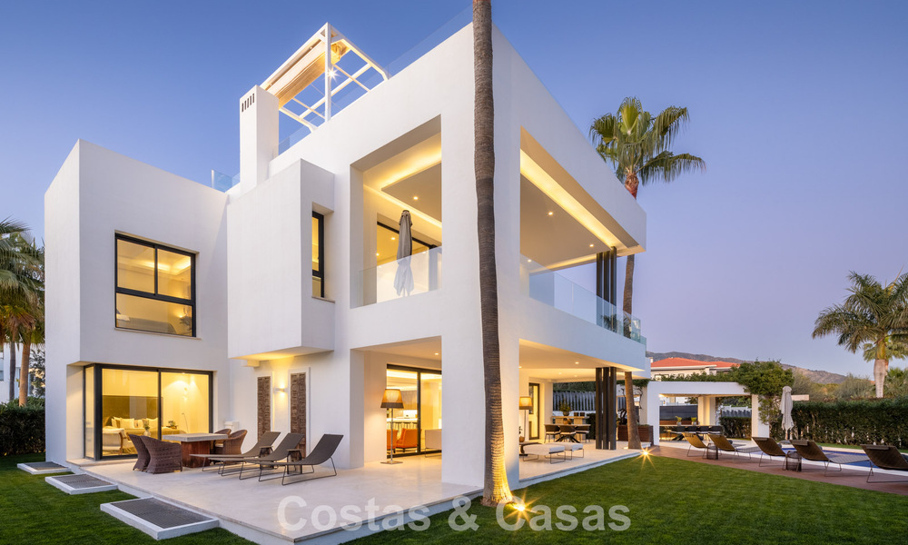 Eigentijdse luxevilla te koop, in een exclusieve, afgeschermde woonwijk op Marbella’s prestigieuze Golden Mile 776685