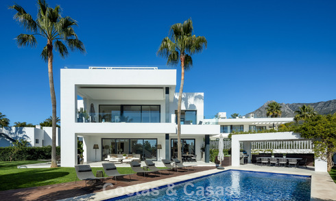 Eigentijdse luxevilla te koop, in een exclusieve, afgeschermde woonwijk op Marbella’s prestigieuze Golden Mile 776704