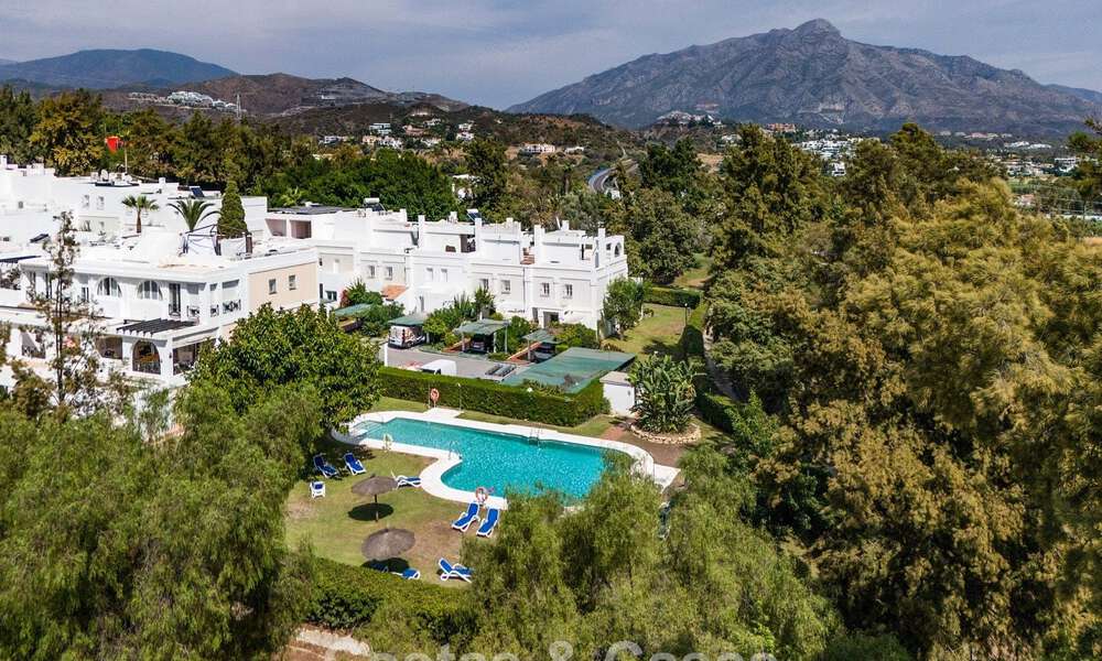 Charmant herenhuis met privézwembad te koop, in een gewilde golfenclave van La Quinta, Marbella - Benahavis 776621