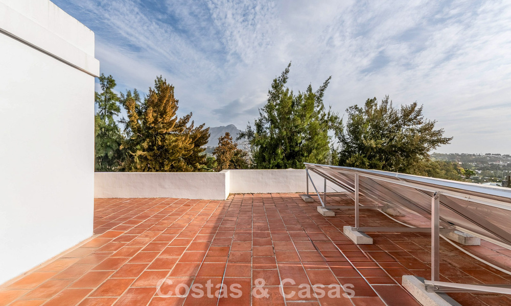 Charmant herenhuis met privézwembad te koop, in een gewilde golfenclave van La Quinta, Marbella - Benahavis 776643