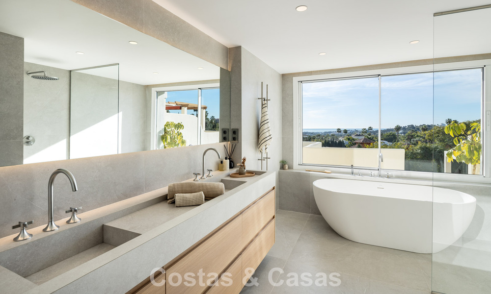 Luxueus gerenoveerd penthouse met panoramisch zeezicht te koop in Nueva Andalucia, Marbella 776785