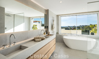 Luxueus gerenoveerd penthouse met panoramisch zeezicht te koop in Nueva Andalucia, Marbella 776785 