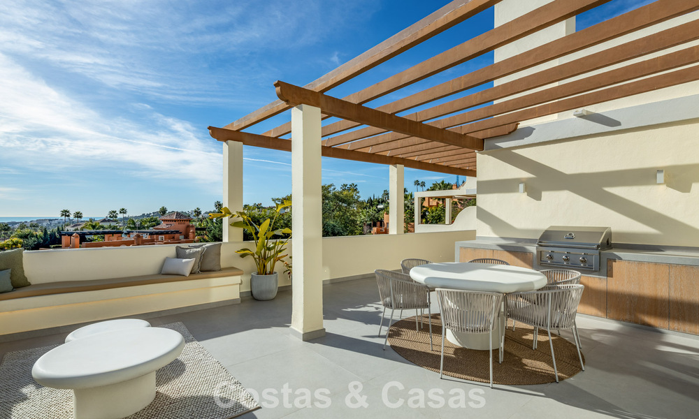 Luxueus gerenoveerd penthouse met panoramisch zeezicht te koop in Nueva Andalucia, Marbella 776787