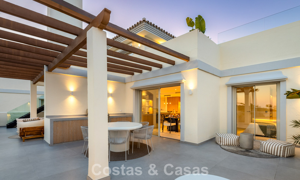 Luxueus gerenoveerd penthouse met panoramisch zeezicht te koop in Nueva Andalucia, Marbella 776790