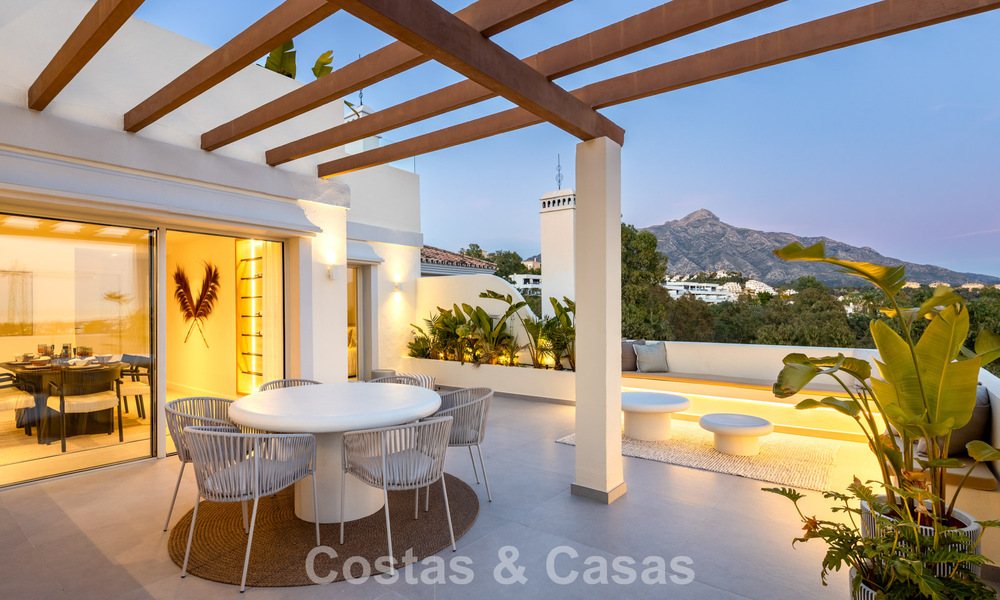 Luxueus gerenoveerd penthouse met panoramisch zeezicht te koop in Nueva Andalucia, Marbella 776791
