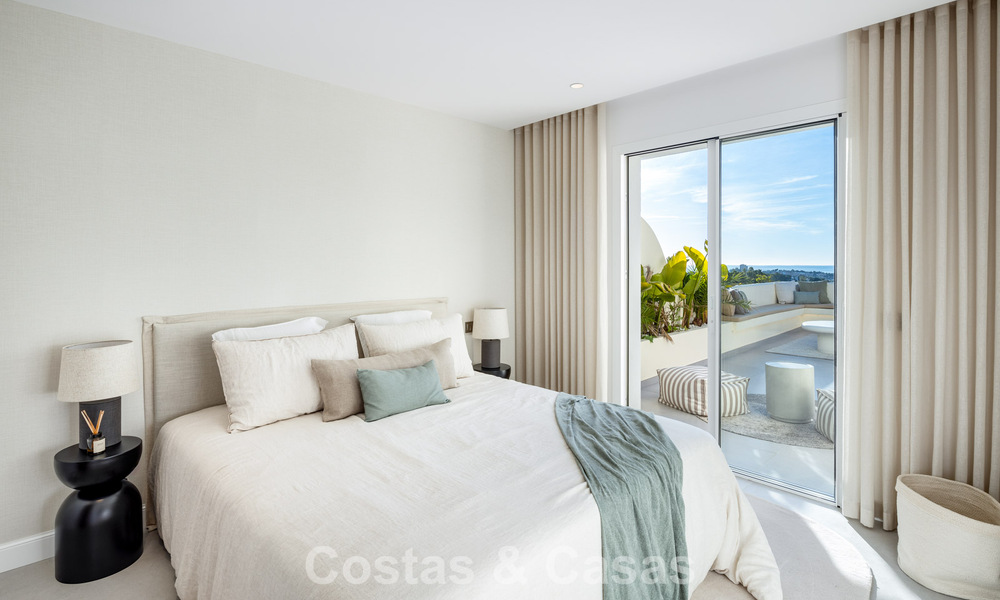 Luxueus gerenoveerd penthouse met panoramisch zeezicht te koop in Nueva Andalucia, Marbella 776794