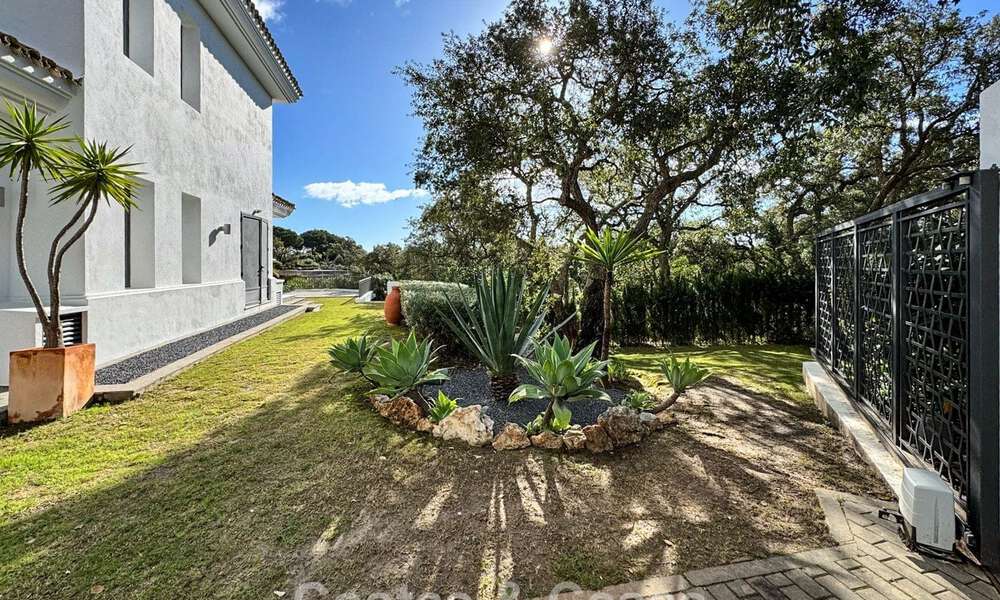 Fantastische luxevilla te koop omgeven door natuur in de exclusieve community van Valderrama in Sotogrande, Costa del Sol 776723