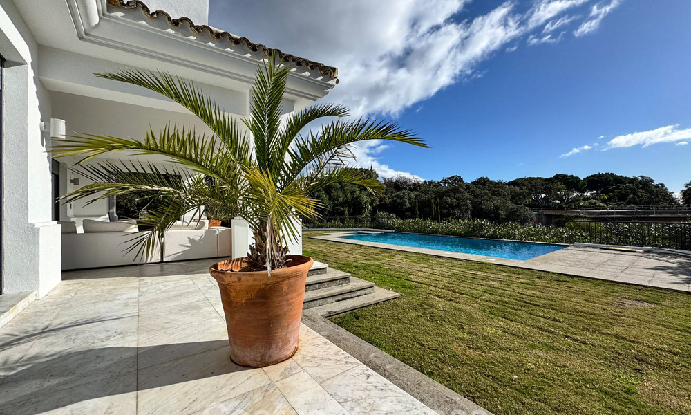 Fantastische luxevilla te koop omgeven door natuur in de exclusieve community van Valderrama in Sotogrande, Costa del Sol 776725