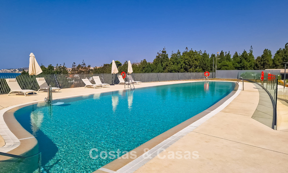 Moderne, halfvrijstaande villa met uitzicht op zee te koop in een luxe resort in Mijas Costa, Costa del Sol 776812