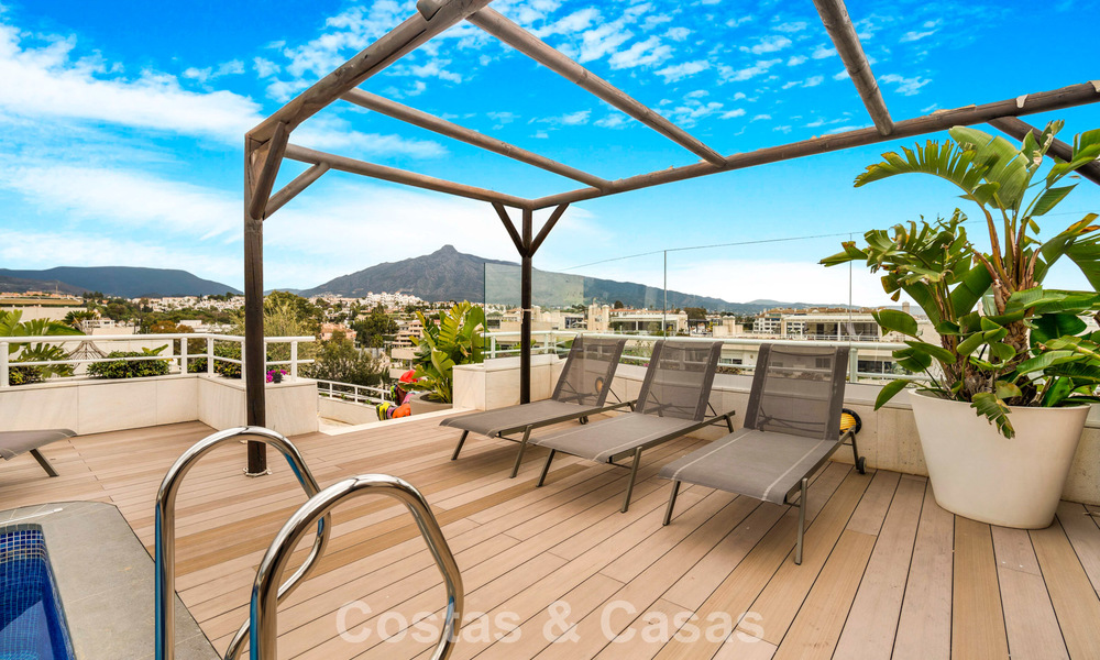 Exclusief, ruim duplex penthouse te koop, met privézwembad en zeezicht, vlak bij het strand in Puerto Banus, Marbella 776948