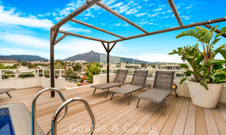 Exclusief, ruim duplex penthouse te koop, met privézwembad en zeezicht, vlak bij het strand in Puerto Banus, Marbella 776948 