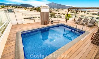 Exclusief, ruim duplex penthouse te koop, met privézwembad en zeezicht, vlak bij het strand in Puerto Banus, Marbella 776949 