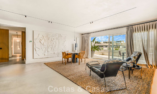 Exclusief, ruim duplex penthouse te koop, met privézwembad en zeezicht, vlak bij het strand in Puerto Banus, Marbella 776953 