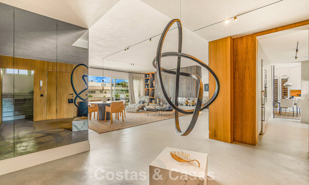 Exclusief, ruim duplex penthouse te koop, met privézwembad en zeezicht, vlak bij het strand in Puerto Banus, Marbella 776963