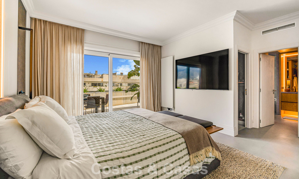 Exclusief, ruim duplex penthouse te koop, met privézwembad en zeezicht, vlak bij het strand in Puerto Banus, Marbella 776964