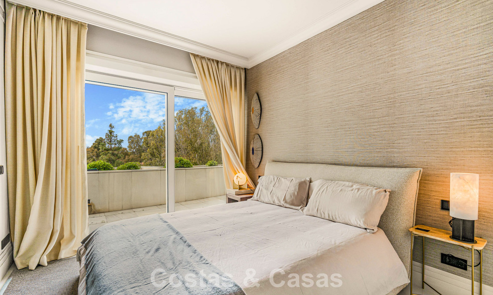 Exclusief, ruim duplex penthouse te koop, met privézwembad en zeezicht, vlak bij het strand in Puerto Banus, Marbella 776969