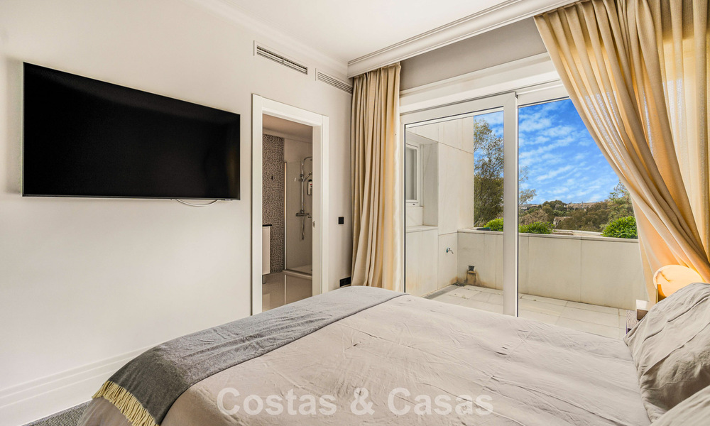 Exclusief, ruim duplex penthouse te koop, met privézwembad en zeezicht, vlak bij het strand in Puerto Banus, Marbella 776970