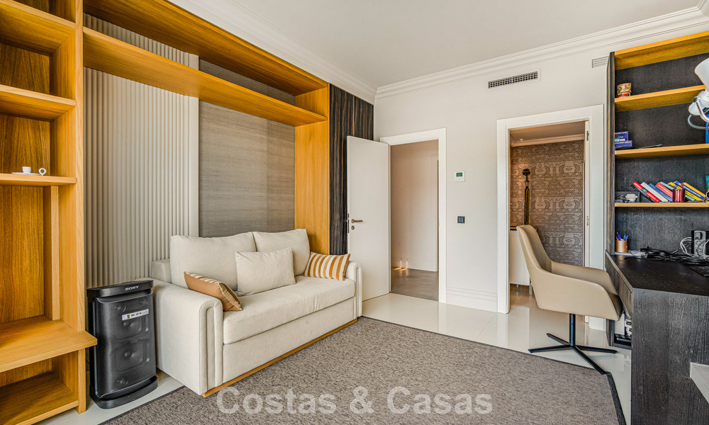 Exclusief, ruim duplex penthouse te koop, met privézwembad en zeezicht, vlak bij het strand in Puerto Banus, Marbella 776973