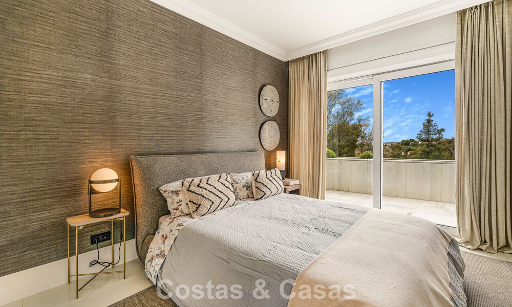 Exclusief, ruim duplex penthouse te koop, met privézwembad en zeezicht, vlak bij het strand in Puerto Banus, Marbella 776975