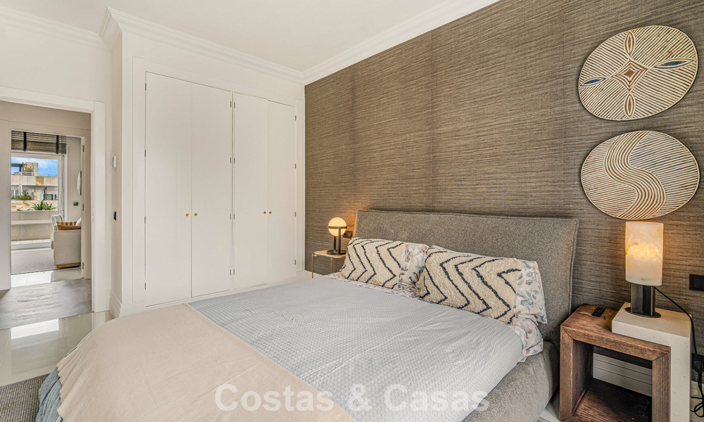 Exclusief, ruim duplex penthouse te koop, met privézwembad en zeezicht, vlak bij het strand in Puerto Banus, Marbella 776977