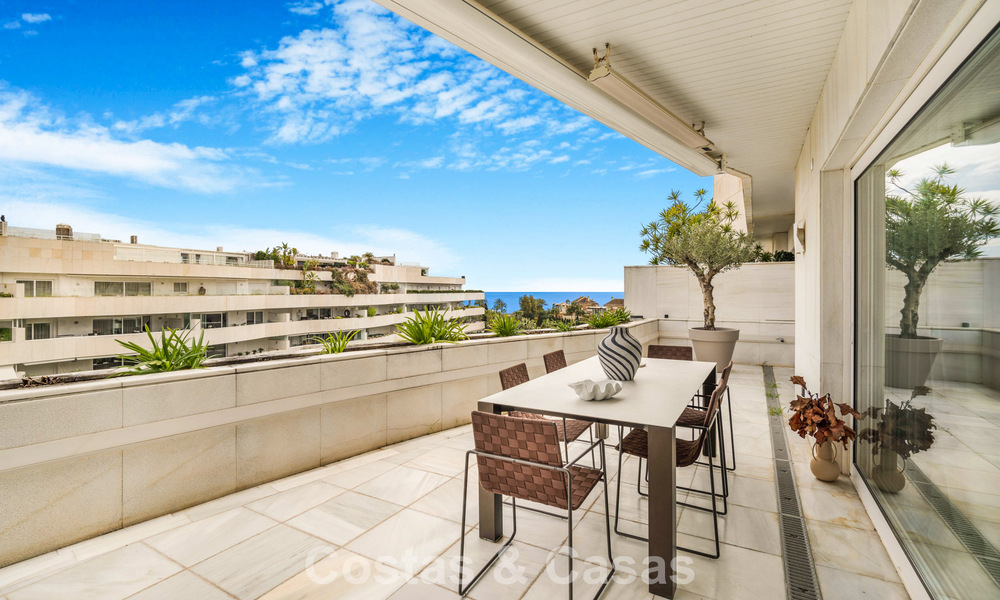Exclusief, ruim duplex penthouse te koop, met privézwembad en zeezicht, vlak bij het strand in Puerto Banus, Marbella 776978