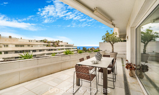 Exclusief, ruim duplex penthouse te koop, met privézwembad en zeezicht, vlak bij het strand in Puerto Banus, Marbella 776978 