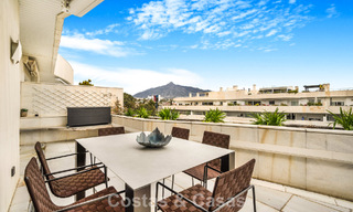Exclusief, ruim duplex penthouse te koop, met privézwembad en zeezicht, vlak bij het strand in Puerto Banus, Marbella 776979 