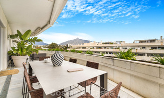 Exclusief, ruim duplex penthouse te koop, met privézwembad en zeezicht, vlak bij het strand in Puerto Banus, Marbella 776980 