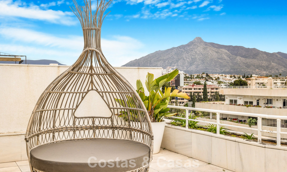 Exclusief, ruim duplex penthouse te koop, met privézwembad en zeezicht, vlak bij het strand in Puerto Banus, Marbella 776986