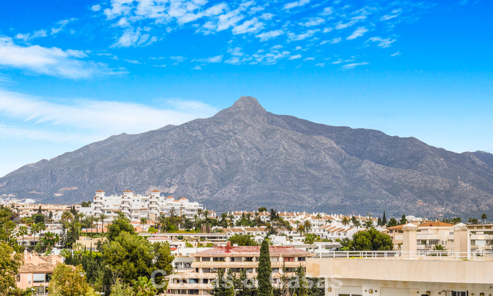 Exclusief, ruim duplex penthouse te koop, met privézwembad en zeezicht, vlak bij het strand in Puerto Banus, Marbella 776988