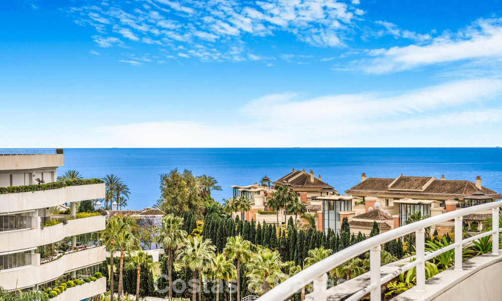 Exclusief, ruim duplex penthouse te koop, met privézwembad en zeezicht, vlak bij het strand in Puerto Banus, Marbella 776989