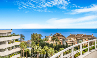 Exclusief, ruim duplex penthouse te koop, met privézwembad en zeezicht, vlak bij het strand in Puerto Banus, Marbella 776989 