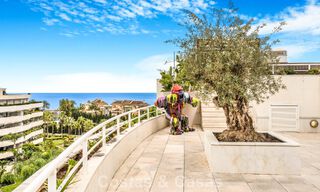 Exclusief, ruim duplex penthouse te koop, met privézwembad en zeezicht, vlak bij het strand in Puerto Banus, Marbella 776990 