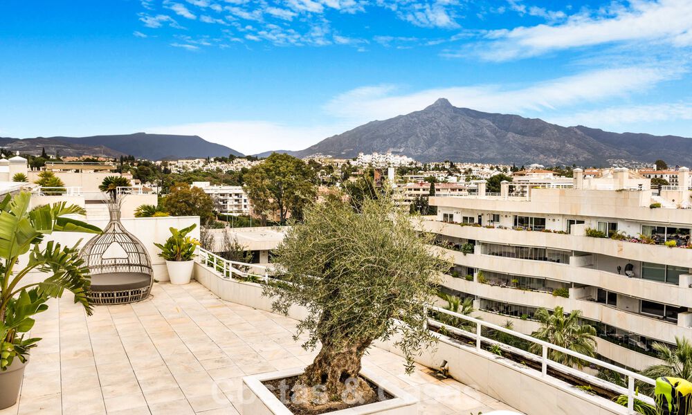 Exclusief, ruim duplex penthouse te koop, met privézwembad en zeezicht, vlak bij het strand in Puerto Banus, Marbella 776993