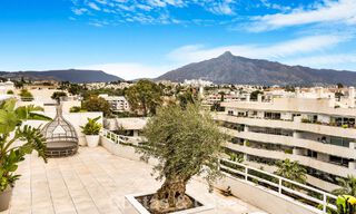 Exclusief, ruim duplex penthouse te koop, met privézwembad en zeezicht, vlak bij het strand in Puerto Banus, Marbella 776993 