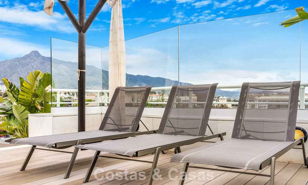 Exclusief, ruim duplex penthouse te koop, met privézwembad en zeezicht, vlak bij het strand in Puerto Banus, Marbella 776995